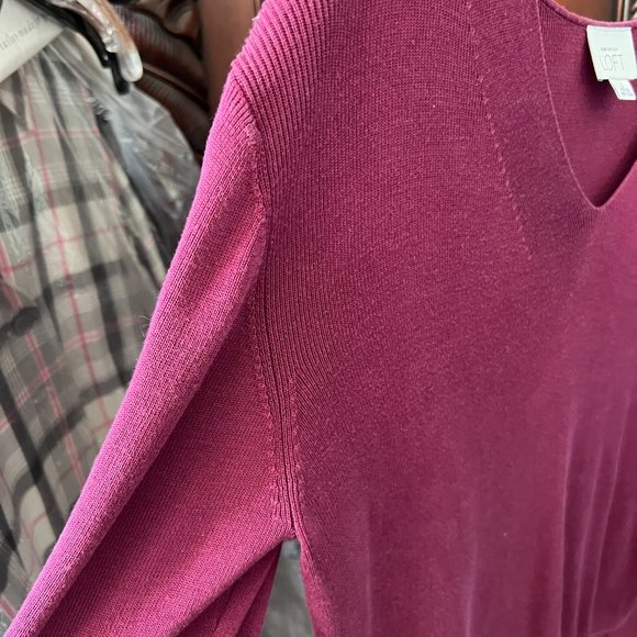 EUC Ann Taylor Loft Silk Fuchsia V-Neck Sweater - Picture 7 of 8
